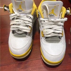 Size 8.5 women’s Jordan retro 4 vivid sulfur (like new condition)